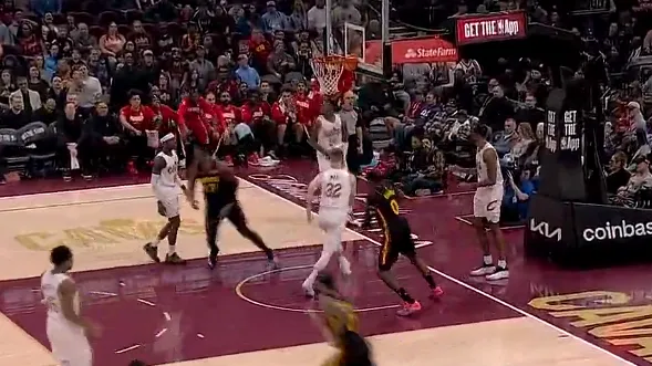 米乐下载-库明加攻守转换抗开对手上篮打进，老鹰本场比赛首次领先